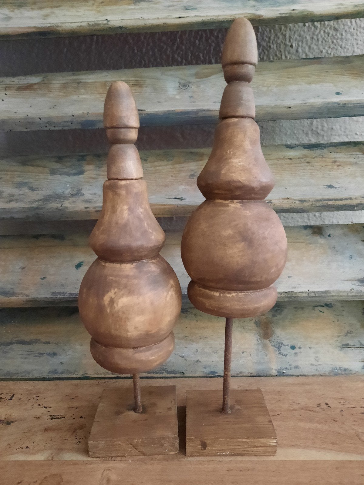 Twee houten pinakels op voet ornament pinakel stoer sober, Huis en Inrichting, Ophalen