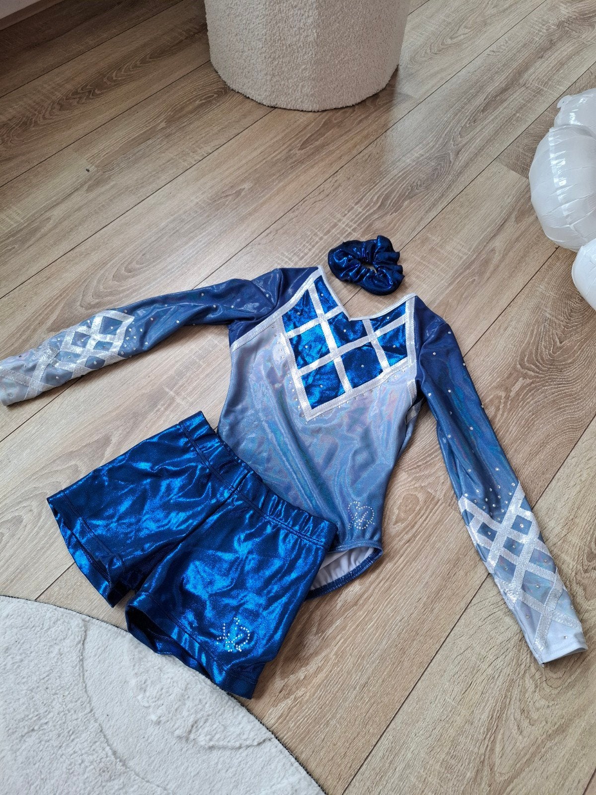 Turnpakje met broekje en scrunchie, blauw,/zilver, Sport en Fitness, Turnen, Blauw, Zo goed als nieuw, Turnpak(je), Kindermaat 122 t/m 140