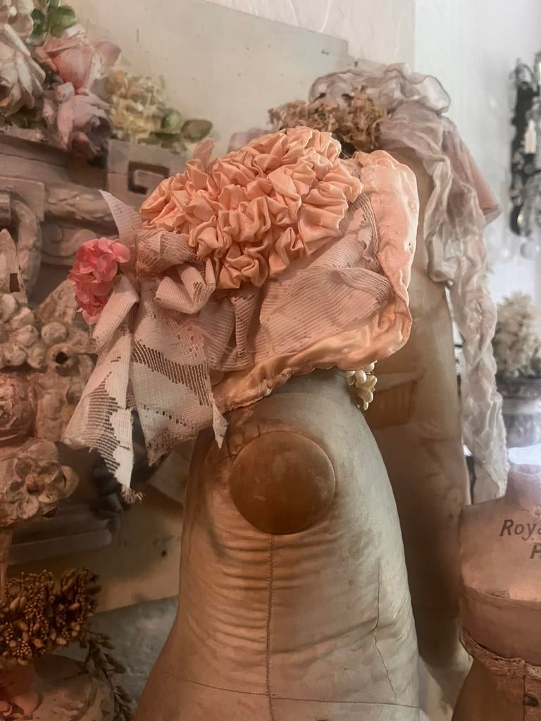 Bonnet hoedje paspop paspopje etalagepopje popje brocante, Antiek en Kunst, Antiek | Kleding en Accessoires, Ophalen of Verzenden