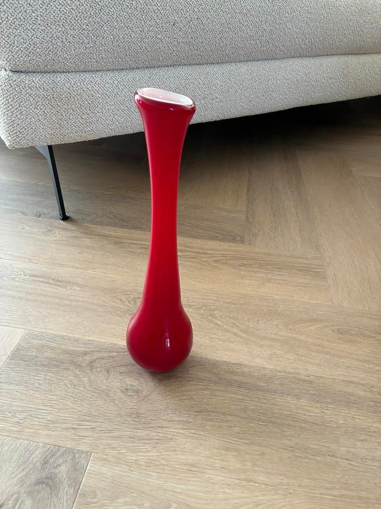 Elegante Rode Glazen Vaas - Slank & Hoog Design, Ophalen of Verzenden, Zo goed als nieuw