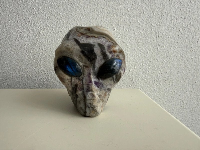 AA Lepidoliet Alien Skull met blauwe ogen – edelsteen beeld, Antiek en Kunst, Overige onderwerpen, Minder dan 20 cm, Ophalen of Verzenden