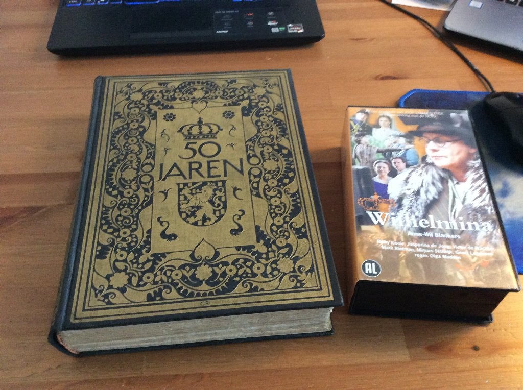 50 Jaren Officieel gedenkboek Wilhelmina boek 1948 + VHS, Ophalen of Verzenden, Gelezen