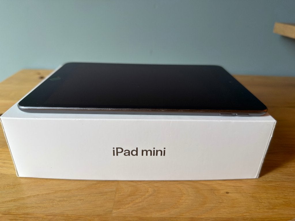 Foto 2 van Apple iPad mini 5 – 64GB – Space Grey – Met doos en lader