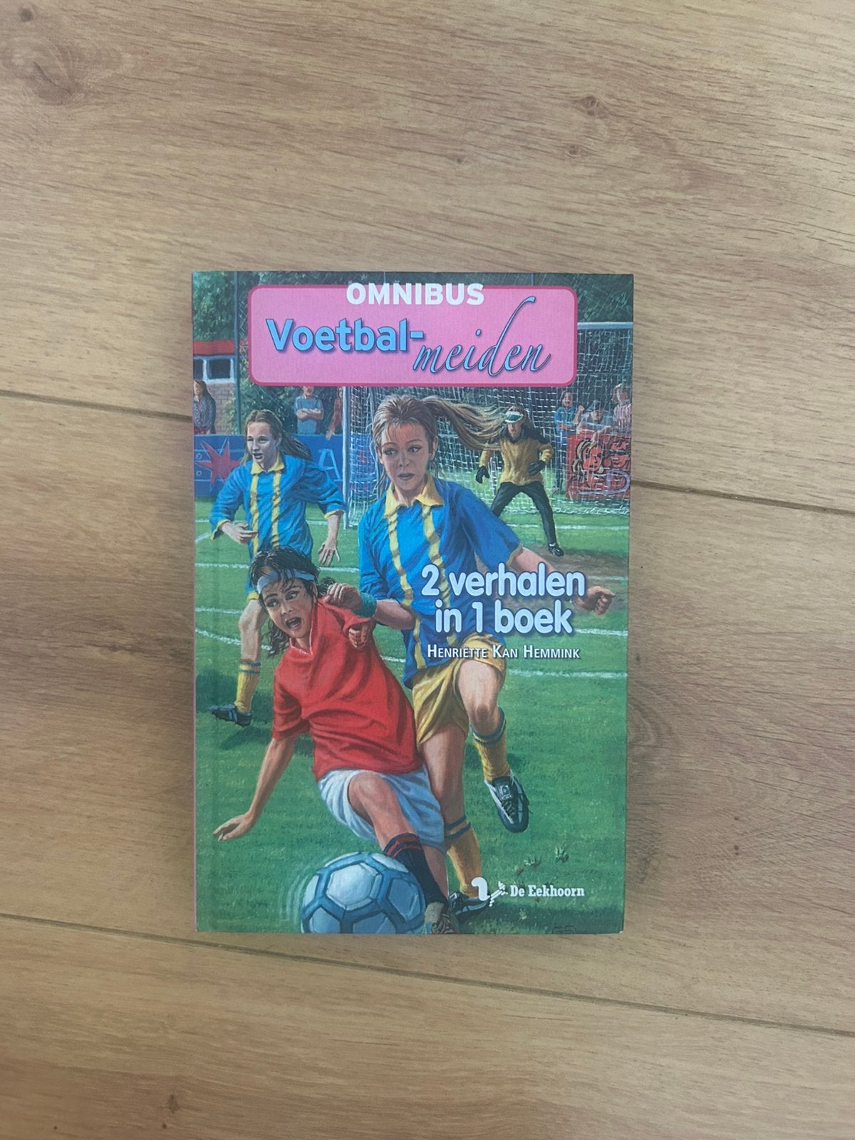 Kinderboek: Voetbalmeiden Omnibus, 2 verhalen in 1 boek, Boeken, Ophalen of Verzenden, Zo goed als nieuw, Fictie