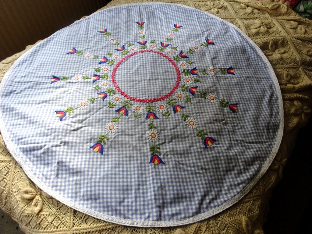 Vintage rond, blauw geruit Tafelkleedje bloem geborduurd, Verzenden
