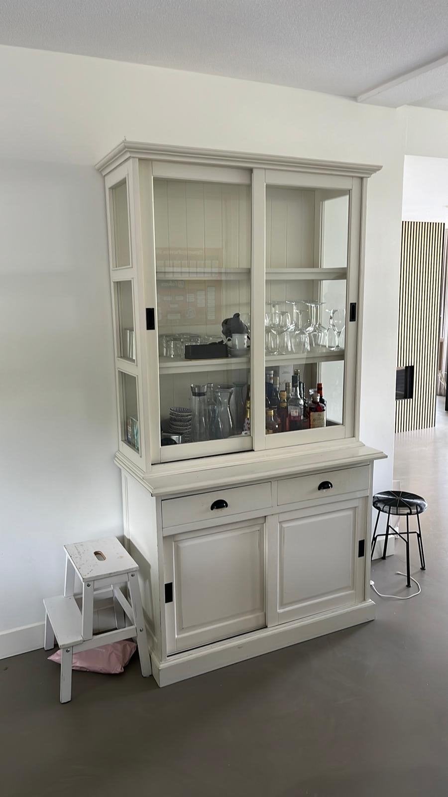 Mooie witte buffetkast met glazen schuifdeuren, Ophalen, Gebruikt, 100 tot 150 cm, Met lade(s)