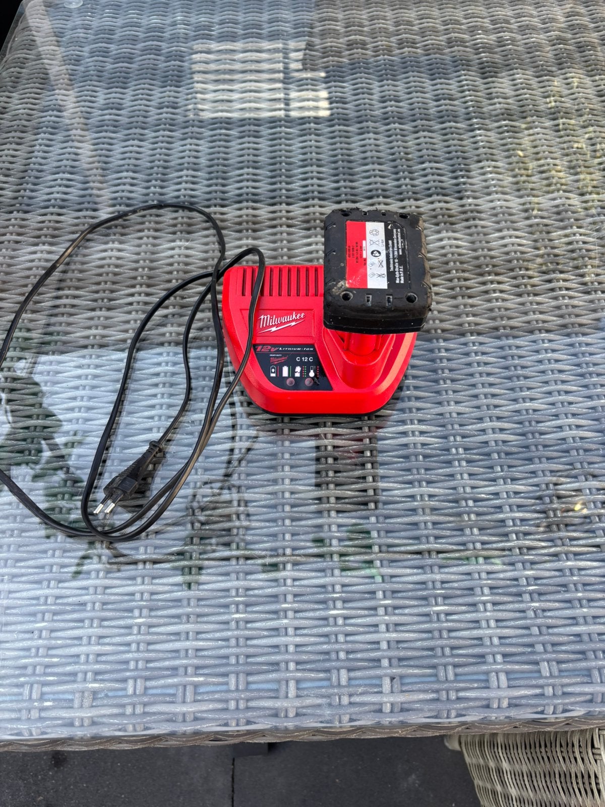 Milwaukee m12 accu 4 ah plus lader, Doe-het-zelf en Verbouw, Gereedschap | Overige machines, Ophalen of Verzenden, Zo goed als nieuw
