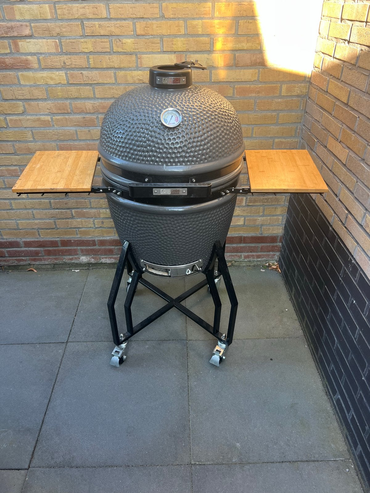 Kamado Grill Guru Large met veel accessoires te koop, Ophalen, Gebruikt