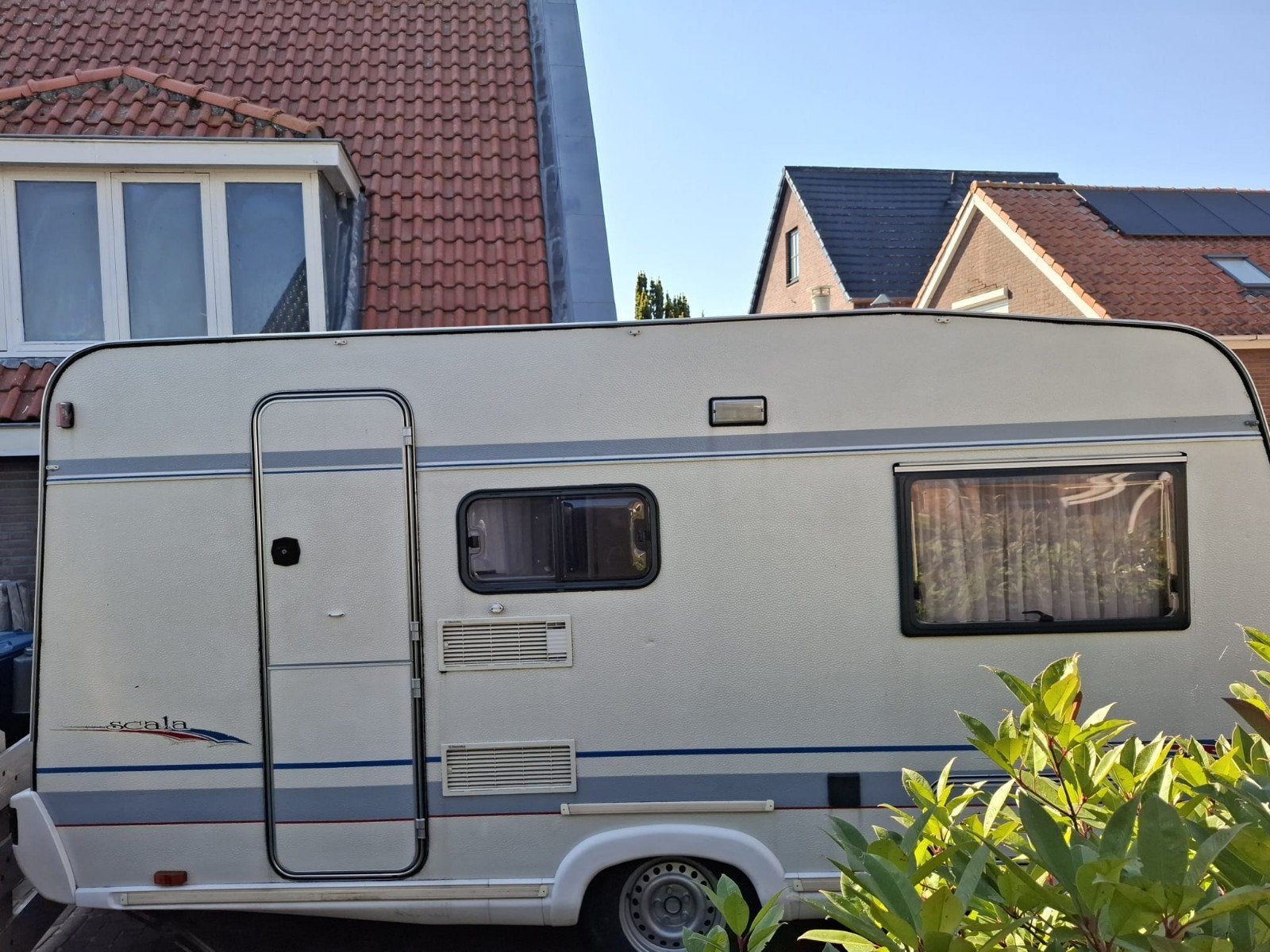 Burstner Scala caravan met voortent en fietsenrek, Vast bed, Luifel, Treinzit, 750 - 1000 kg