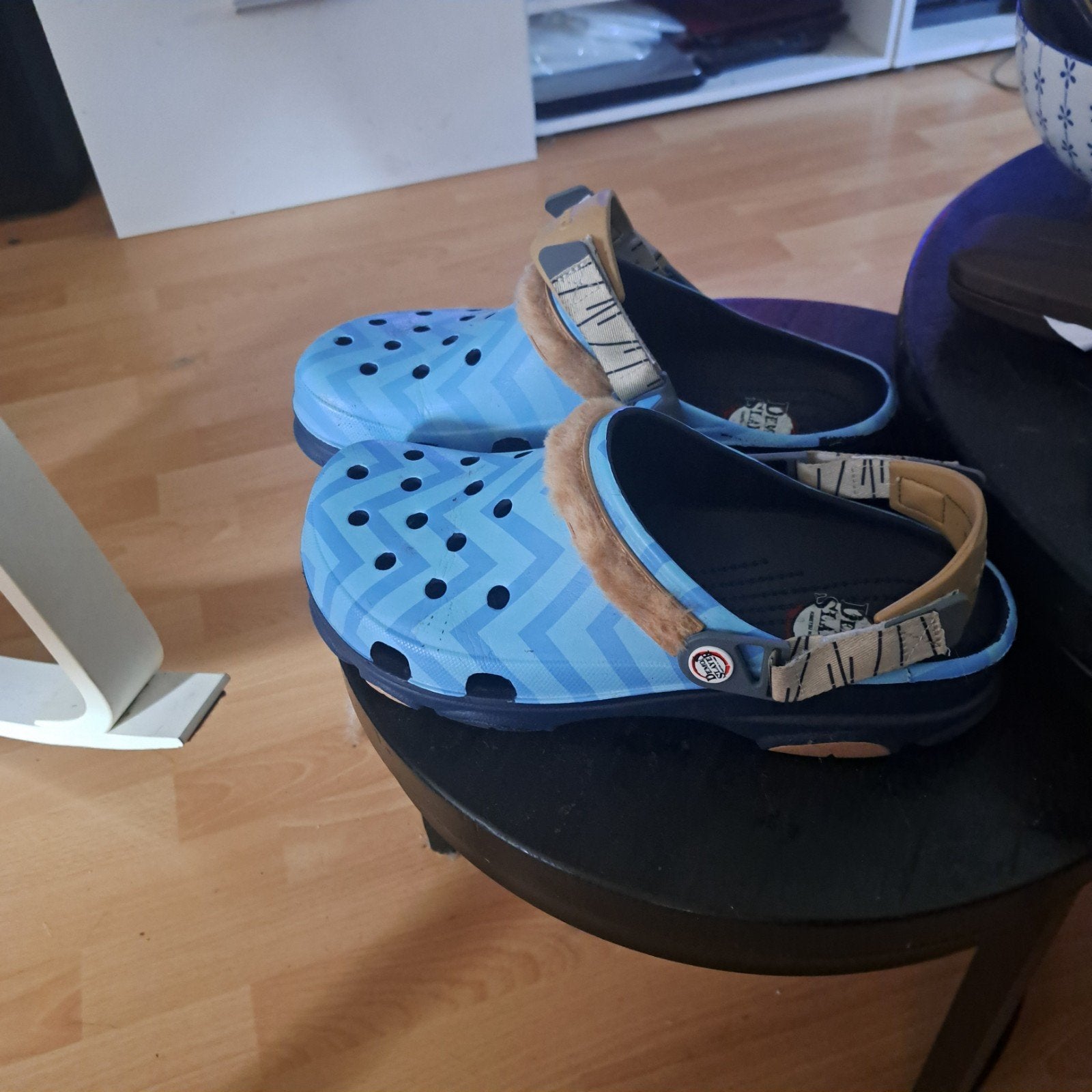 Blauwe klompen/slippers met bontrand - Maat 45, Kleding | Heren, Ophalen of Verzenden, Gedragen, Blauw, Klompen