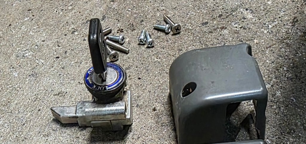 Giant twist accu slot met afdek kapje en 1 sleutel, zie foto, Ophalen of Verzenden, Gebruikt