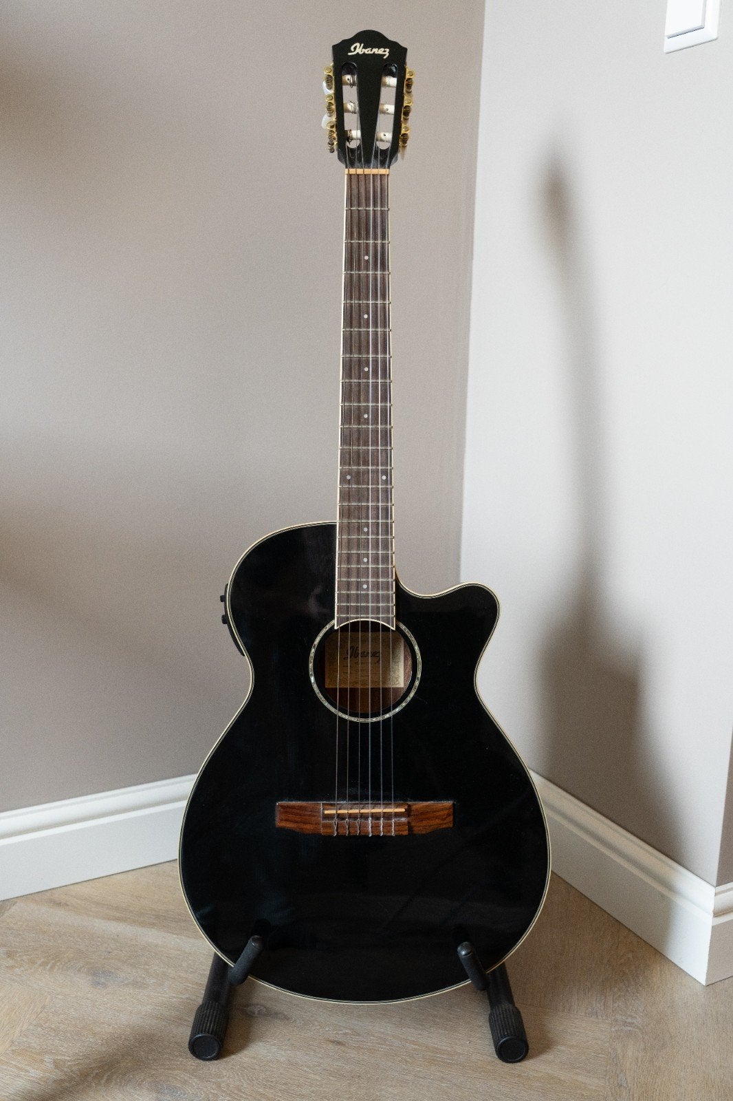Ibanez half akoestische gitaar zwart + standaard, Ophalen, Gebruikt, Western- of Steelstringgitaar
