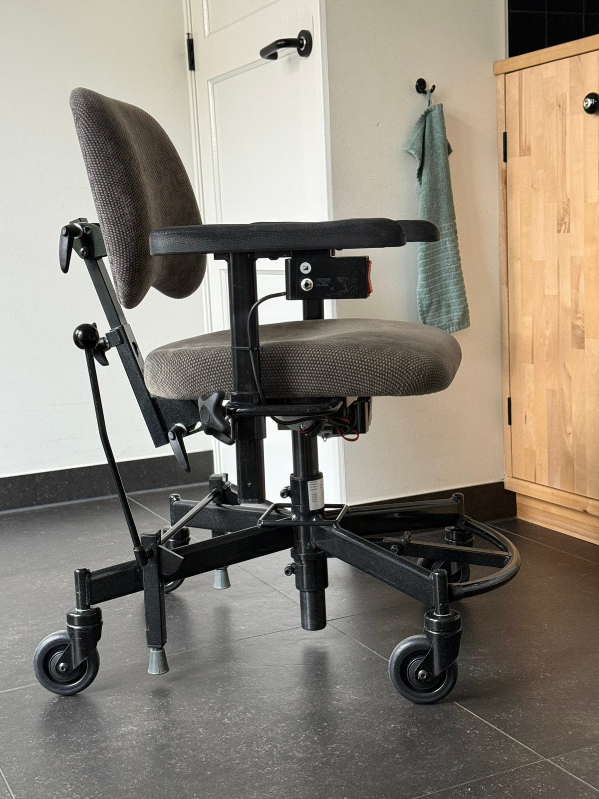 Mooie Mercado Real trippelstoel, elektrisch tot 80 cm hoog!, Diversen, Ophalen, Gebruikt