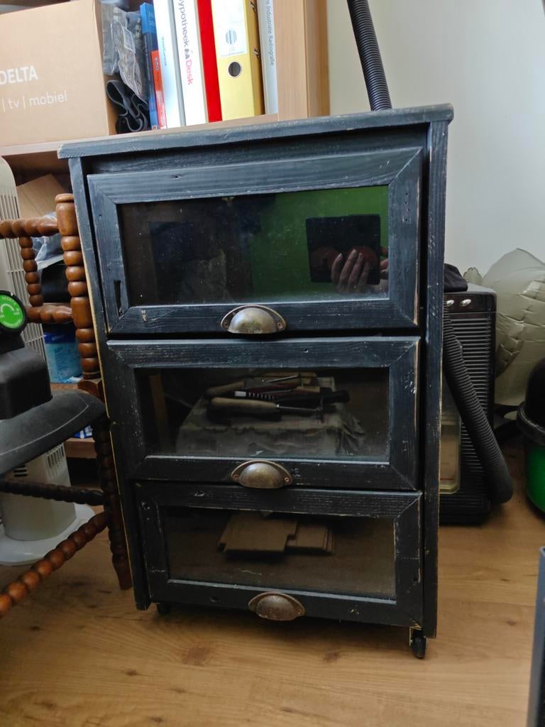 Grutterskastje met koperen beslag en kleine ruitjes, Antiek en Kunst, Ophalen of Verzenden
