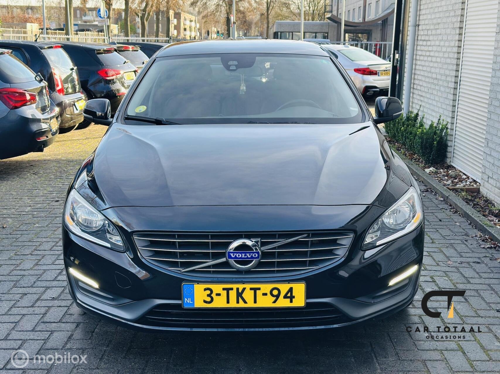 Volvo V60 2.0 D4 Momentum|TREKHAAK|NAP|AIRCO|NAVI, Voorwielaandrijving, Euro 6, 4 cilinders, Zwart