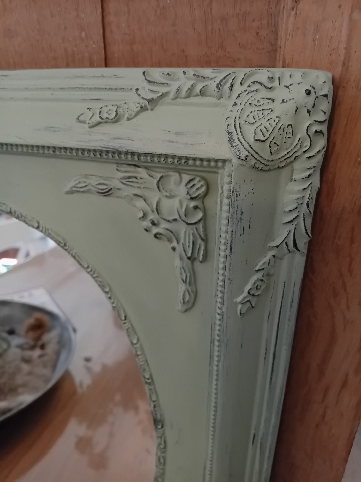 Brocante spiegel met mooie details, Ophalen, Zo goed als nieuw