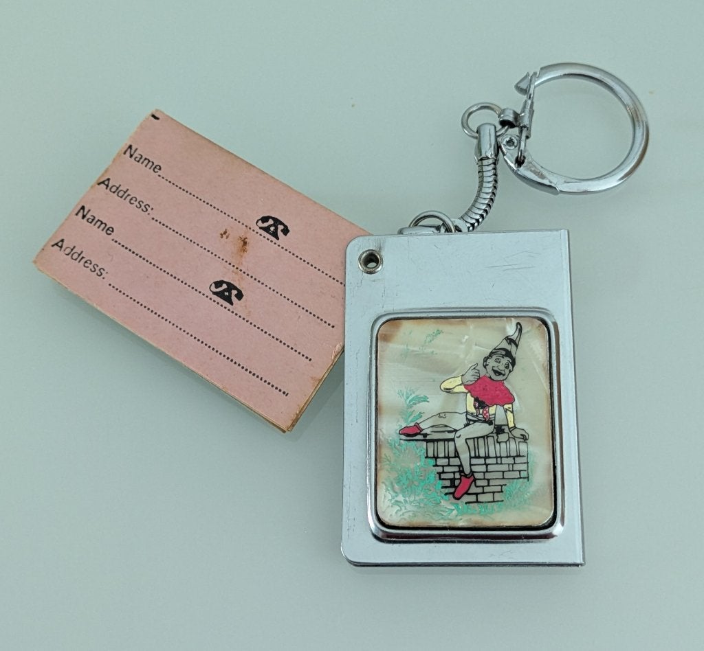 Vintage Efteling sleutelhanger met adresboekje jaren 60/70, Verzamelen, Efteling, Ophalen of Verzenden, Gebruikt, Gebruiksvoorwerp