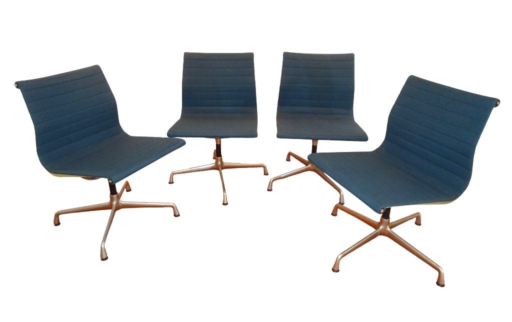Veilinghuis Oranje  4 Retro stoelen blauw Design Eames Vitra, Huis en Inrichting, Ophalen, Gebruikt, Retro Vintage Design  Charles & Ray Eames door Vitra
