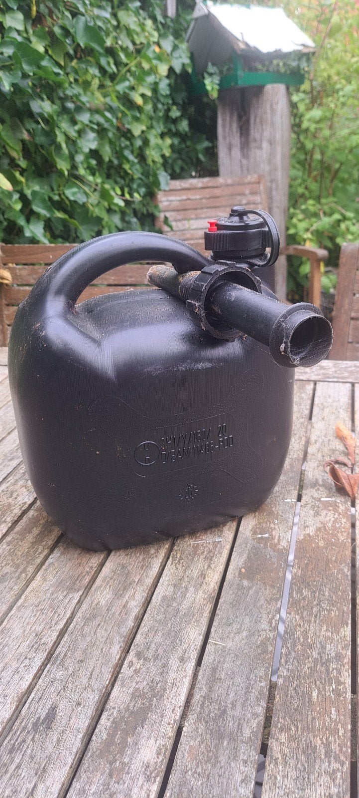 Zwarte jerrycan met schenktuit, Ophalen