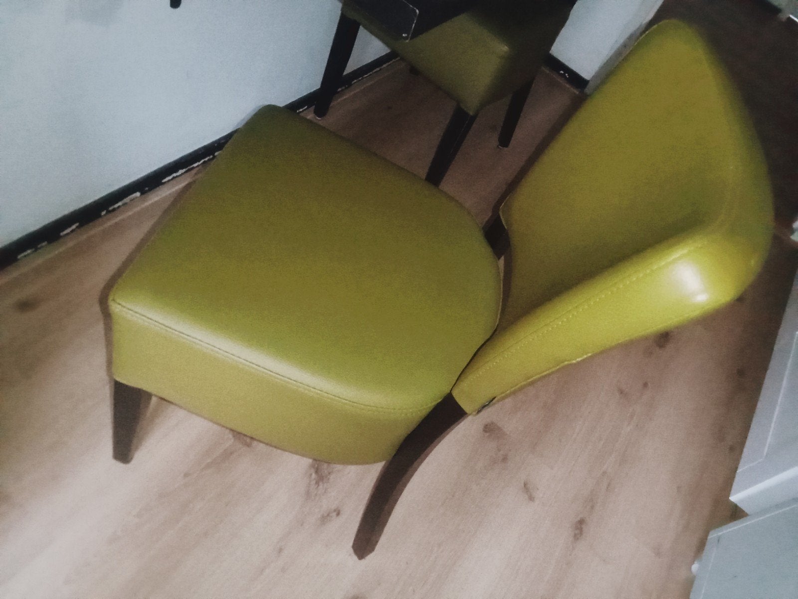 Stijlvolle eetkamerstoel - Olijfgroen met donkerhouten poten, Ophalen, Modern, Klassiek, Gebruikt, Twee