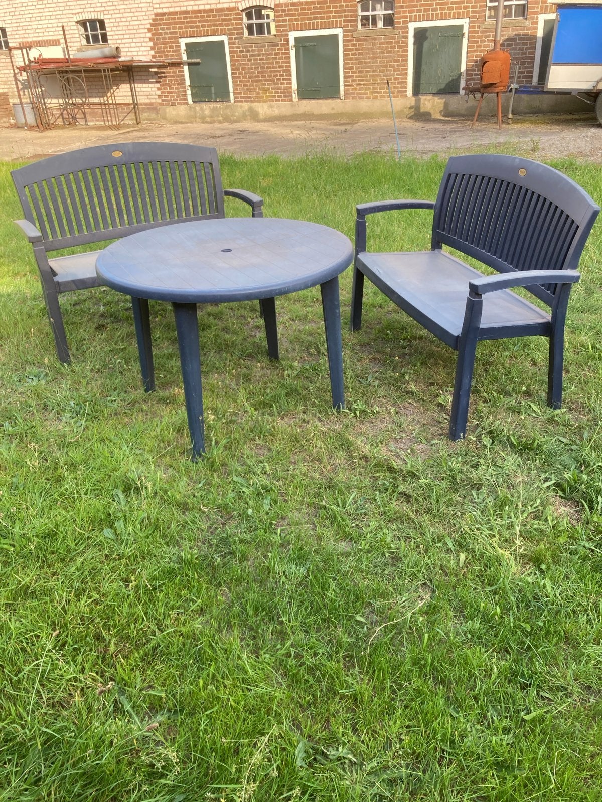 Tuinset met 2 bankjes en ronde tafel, Tuin en Terras, Tuinsets en Loungesets, 4 zitplaatsen, Kunststof, Gebruikt, Ophalen of Verzenden