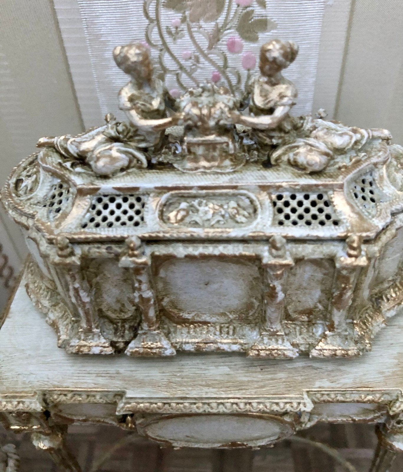Poppenhuis miniaturen Schaal 1:12

Waanzinnig kastje met taf, Poppenhuis, Nieuw, Ophalen of Verzenden