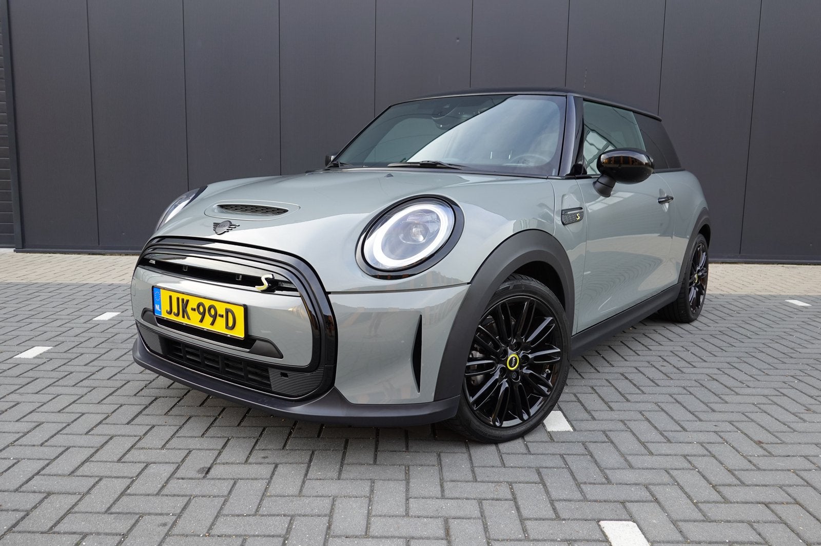 MINI Cooper SE Electric | All-Black | 17 Inch | CarPlay, 4 stoelen, Leder en Stof, Elektrisch, Particulier