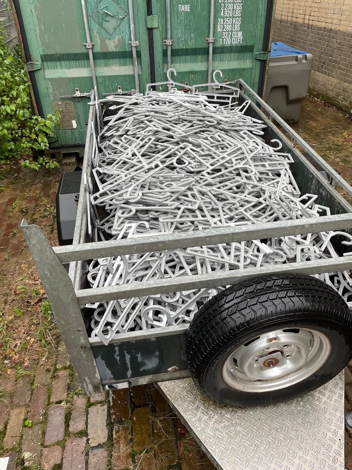Grote partij kledinghangers van kunststof, Ophalen