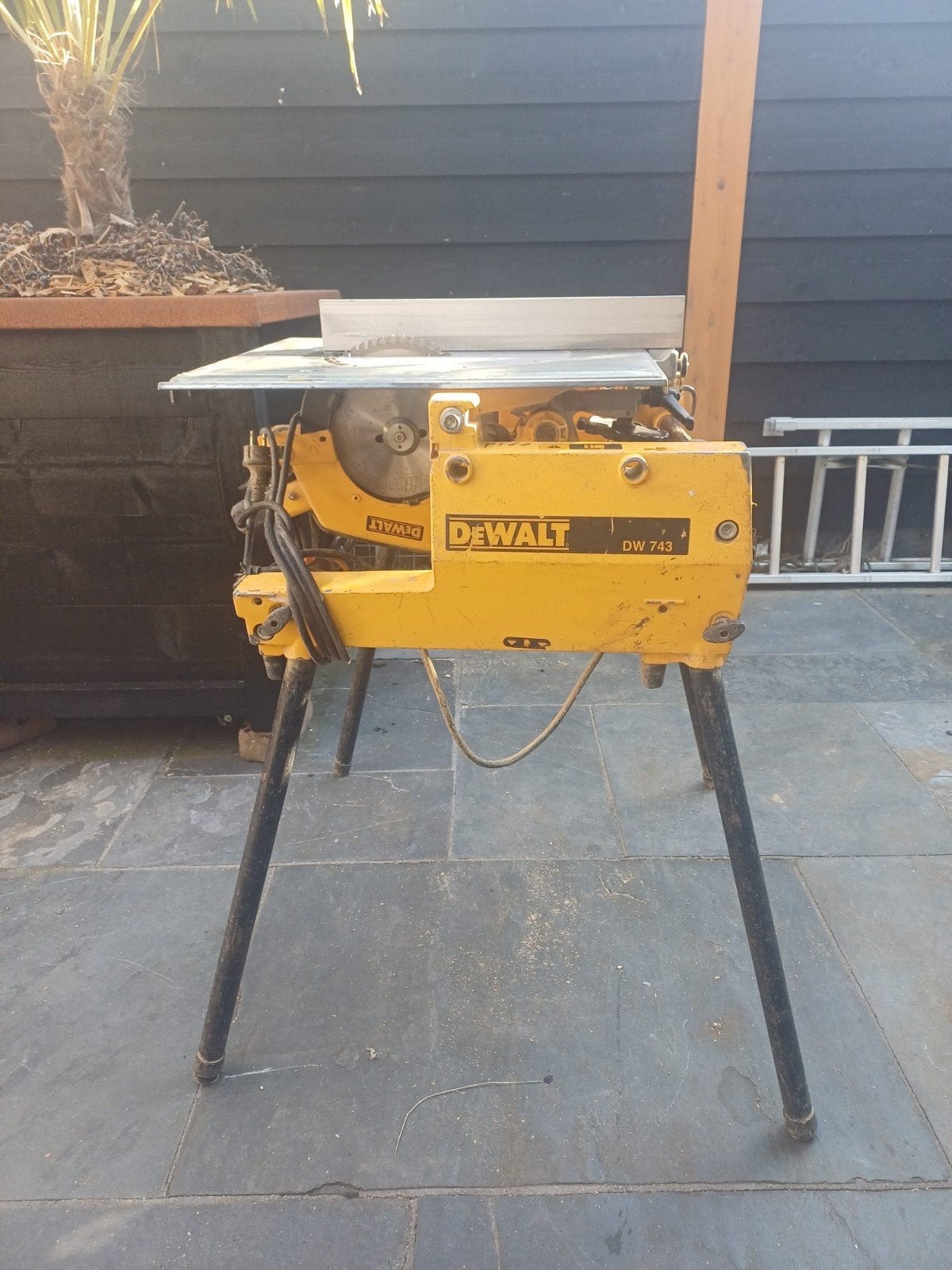 DeWalt DW 743 Flip Over Zaag - Afkortzaag en Tafelzaag, Doe-het-zelf en Verbouw, Gereedschap | Zaagmachines, Ophalen, Gebruikt