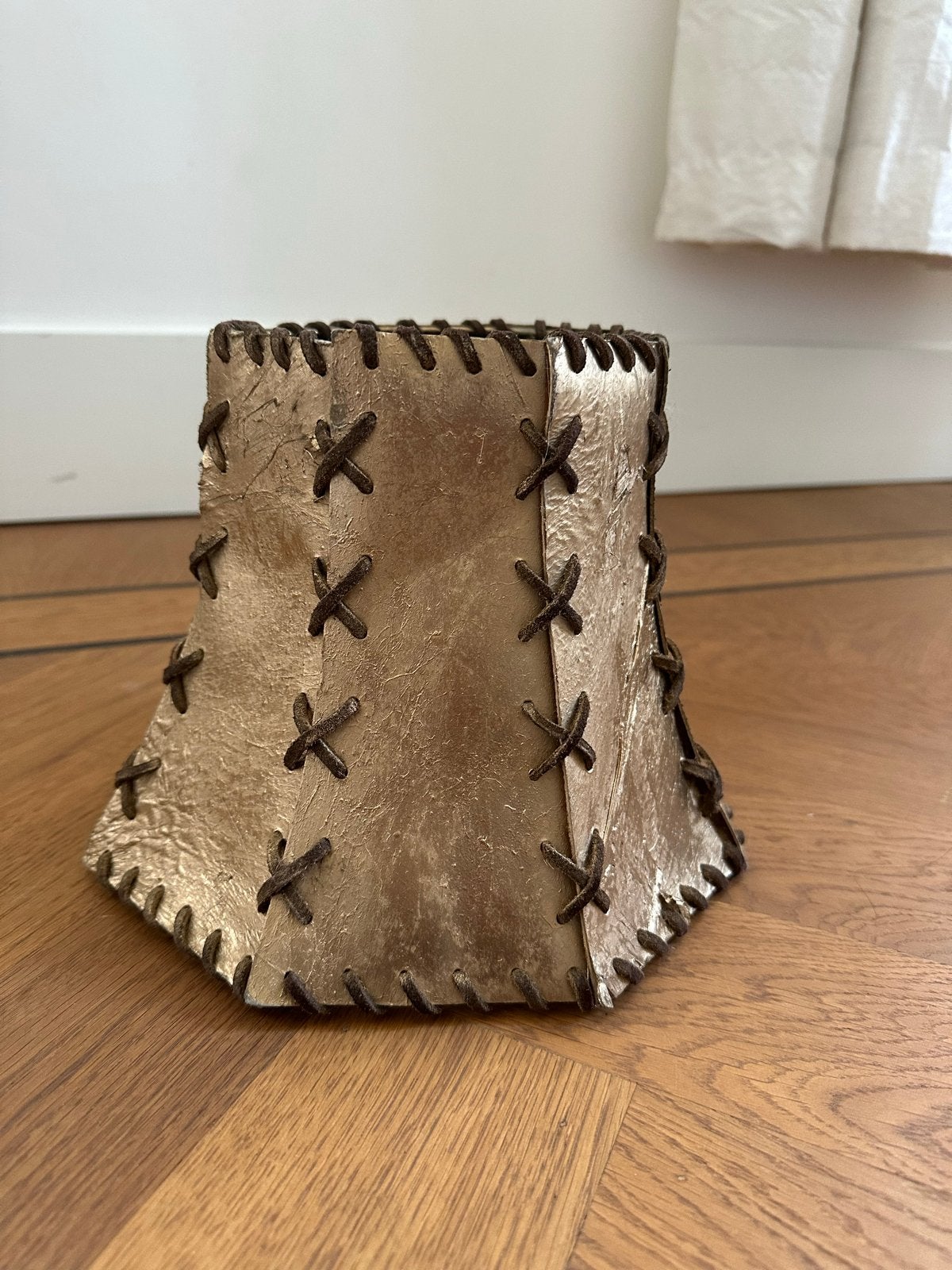 Vintage leren lampenkap goudkleurig - 19 cm hoog, Huis en Inrichting, Lampen | Lampenkappen, Gebruikt, Overige typen, Ophalen of Verzenden