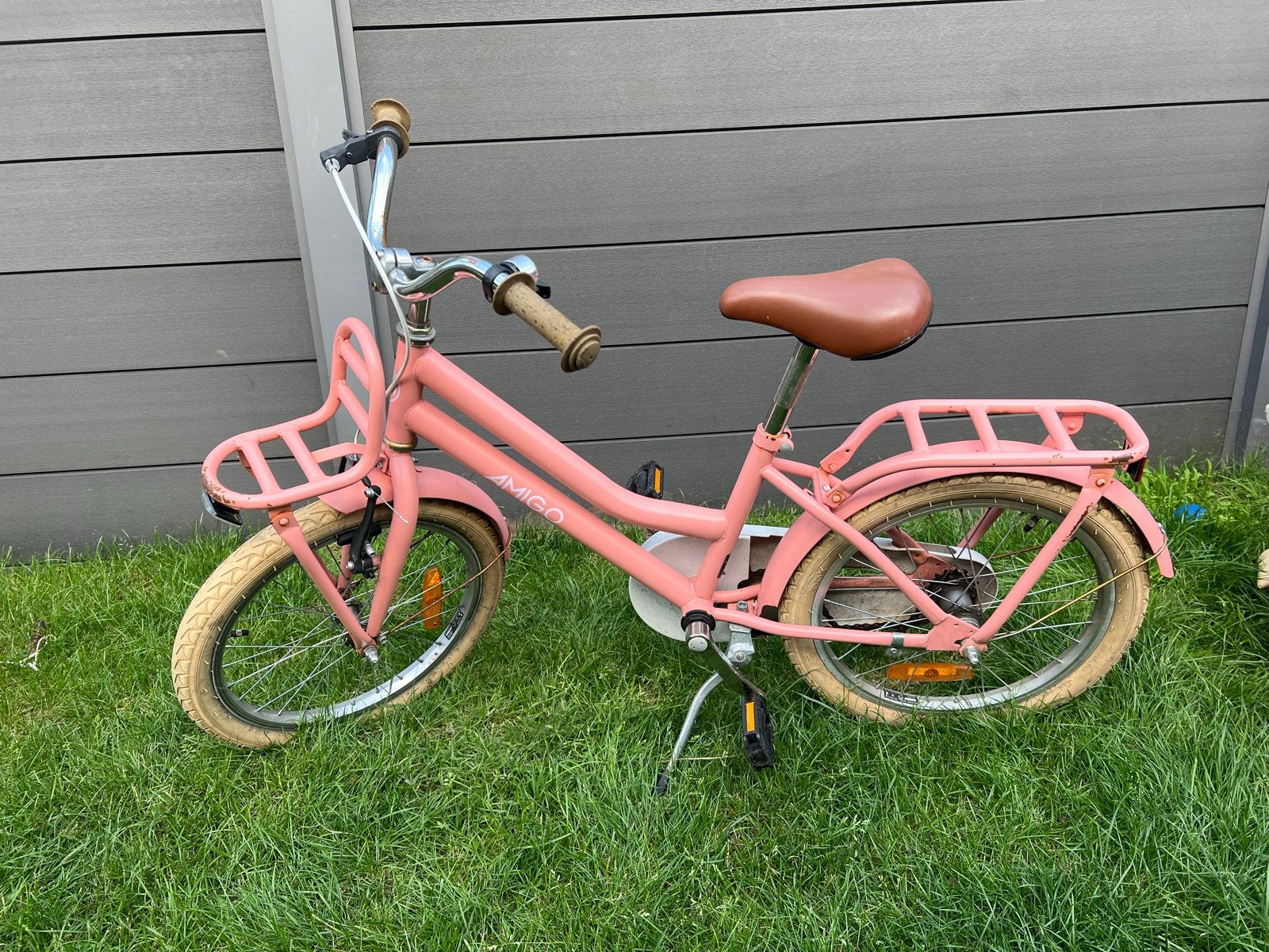 Amigo meisjesfiets Bella Zalmroze - 18 inch, Ophalen of Verzenden, Gebruikt, Terugtraprem, 16 tot 20 inch