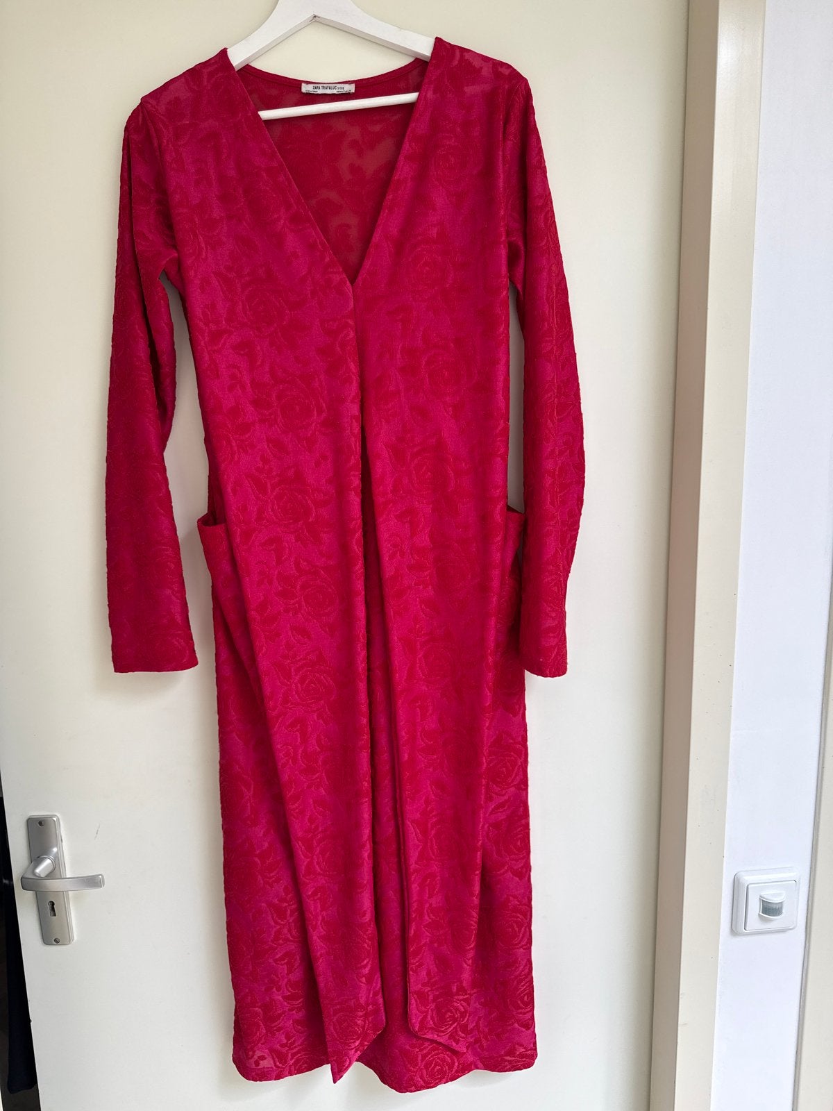 Roze jurk met rozenprint en strikdetail - Zara - maar S, Ophalen of Verzenden, Zo goed als nieuw, Roze, Maat 36 (S)