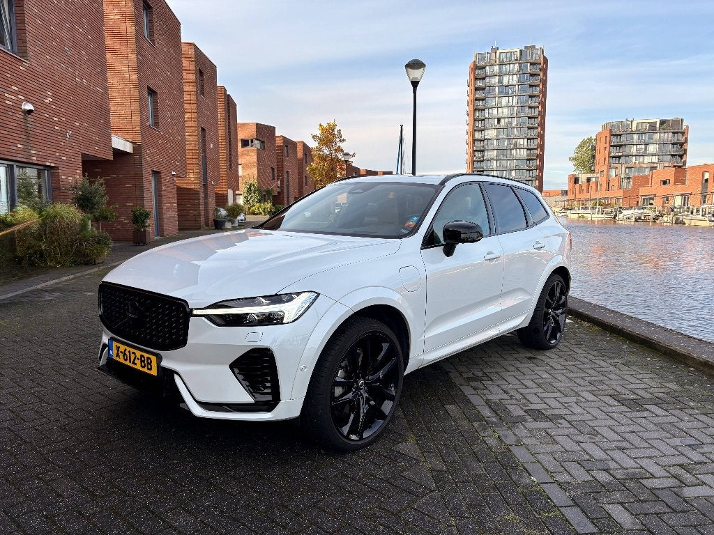 Volvo XC60 T6 Ultimate Dark Luchtvering B&W | Volvo Garantie, Auto's, Automaat, Dealer onderhouden, Beige, 1969 cc