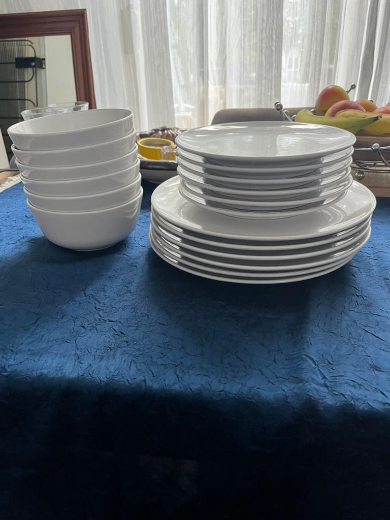 Set borden van ikea ,wit kleur, Huis en Inrichting, Keuken | Servies, Ophalen of Verzenden, Zo goed als nieuw, Overige stijlen