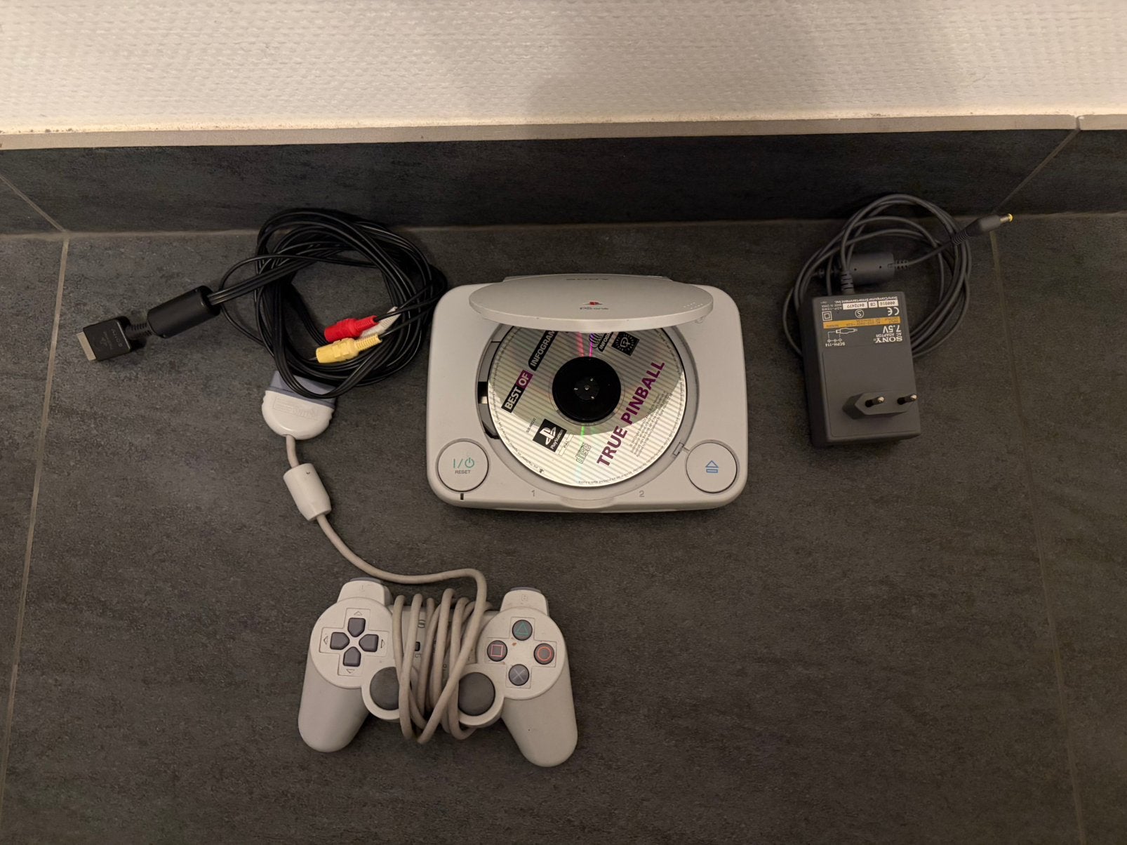 PS1 met benodigde kabels en controller, Ophalen of Verzenden, Zo goed als nieuw, Met 1 controller