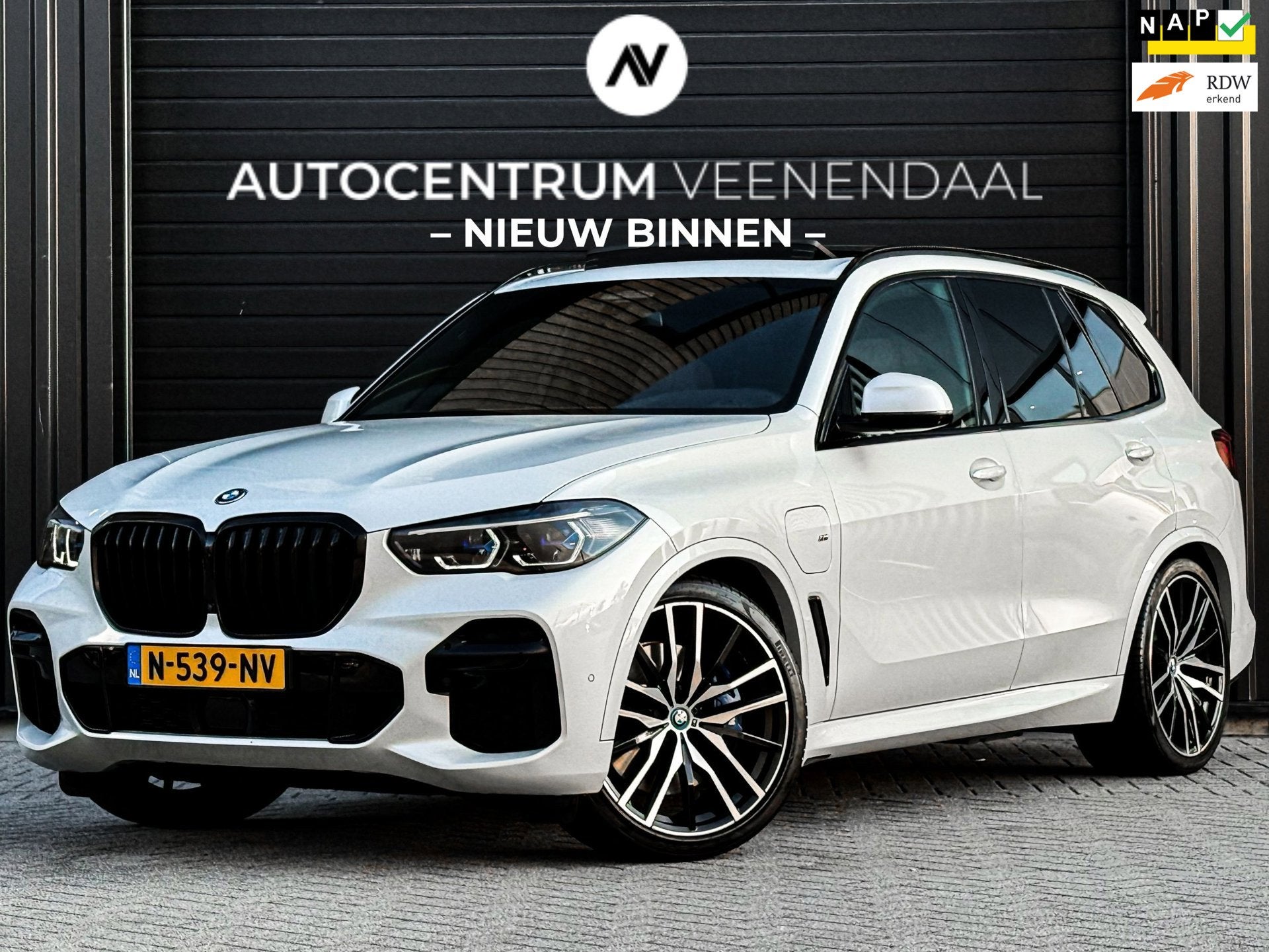 BMW X5 XDrive45e High Executive 3X M-SPORT B&W/TREKHAAK/PANO, Gebruikt, 394 pk, 138 €/maand, Vierwielaandrijving