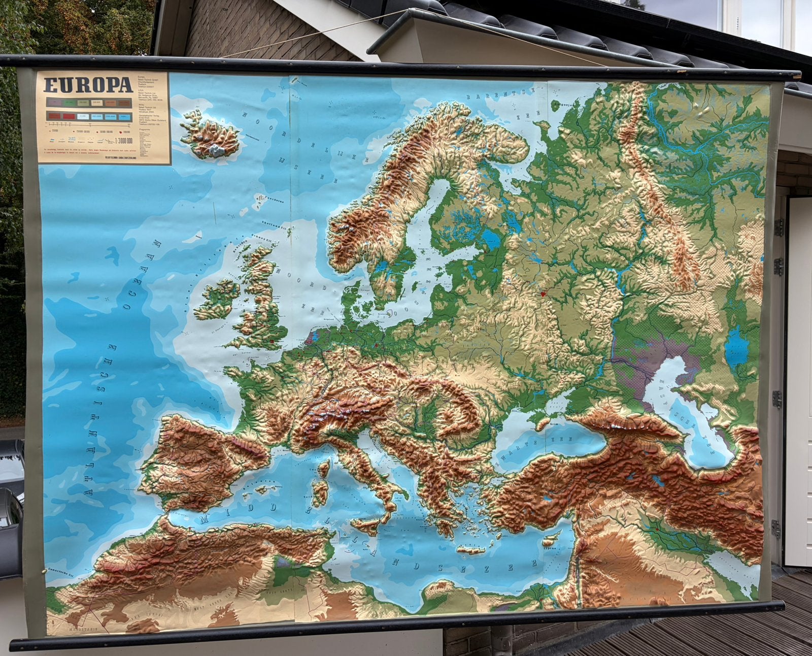 Landkaart Europa met reliëf - vinyl, Antiek en Kunst, Antiek | Schoolplaten, Ophalen, Geschiedenis