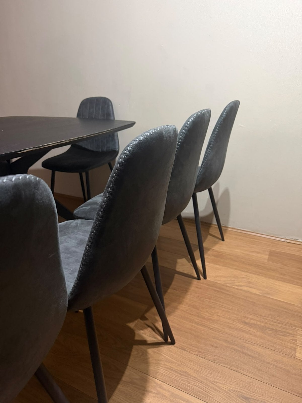 Foto 4 van Elegante eetkamerset: zwarte tafel met 6 grijze stoelen