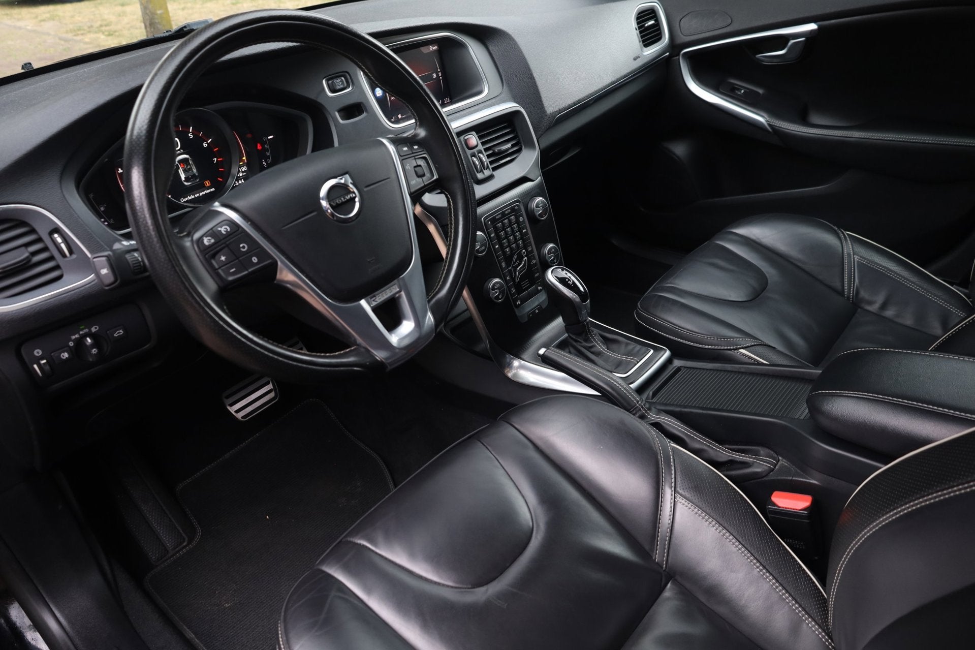 Volvo V40 2.0 T4 Business Sport Aut. | R-design | Camera | L, Auto's, Volvo, Dealer onderhouden, Gebruikt, Zwart, Bedrijf