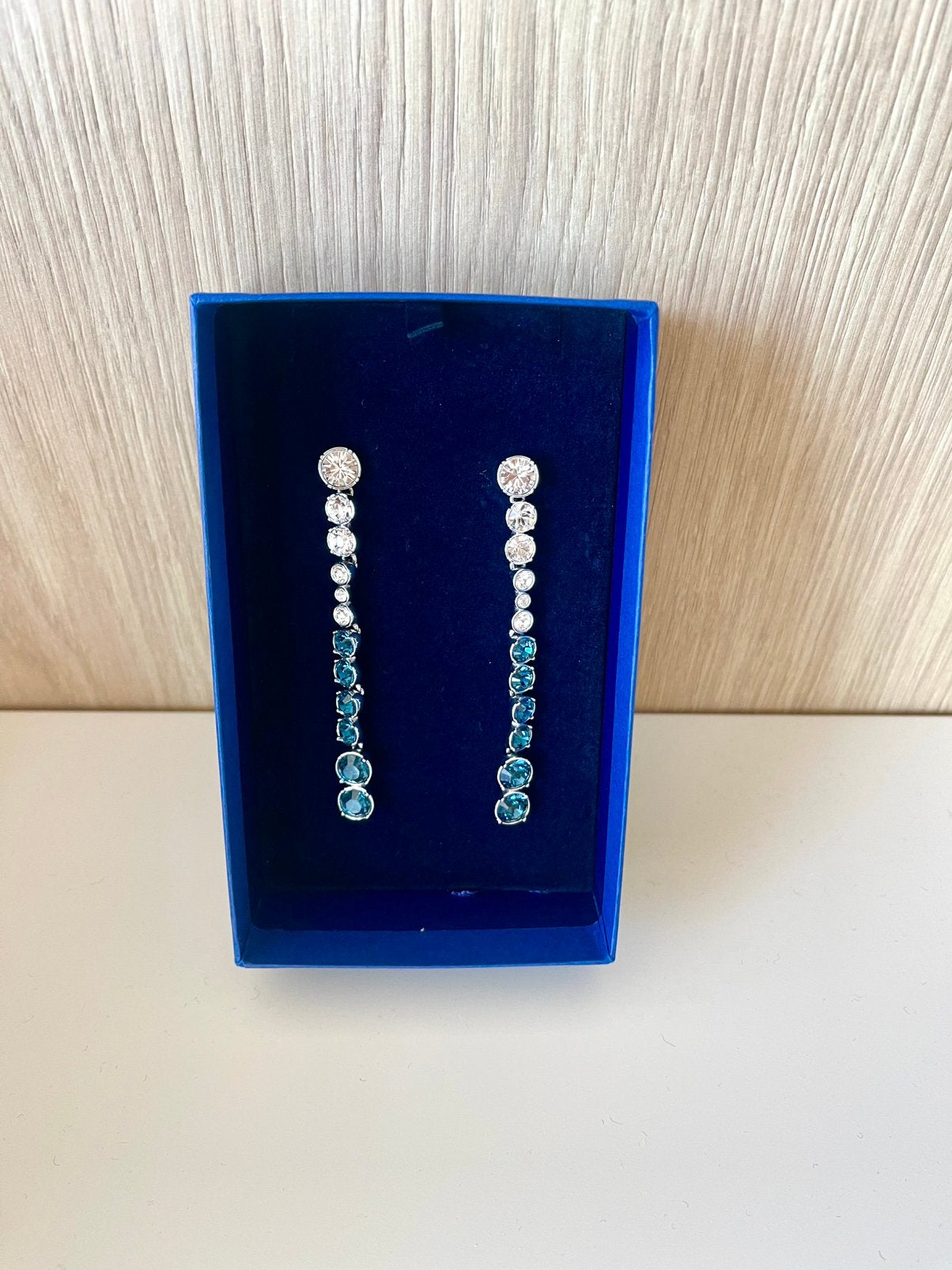 Lange swarovski oorbel helemaal nieuw in doos, Ophalen, Nieuw, Sieraad of Horloge