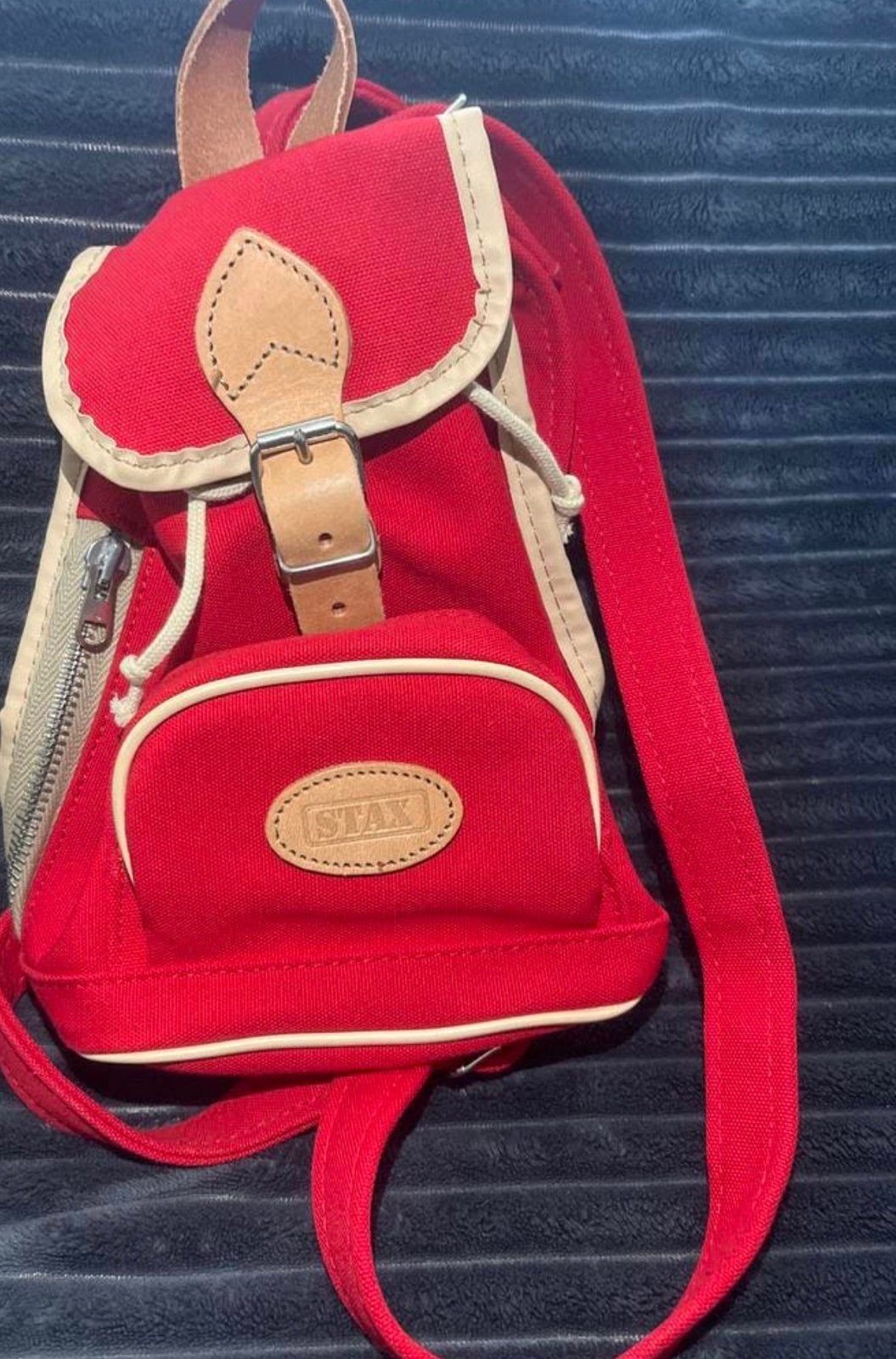 Mooie rode Stax rugzak - ideaal voor dagelijks gebruik, Sieraden, Tassen en Uiterlijk, Tassen | Rugtassen, Overige merken, Minder dan 30 cm