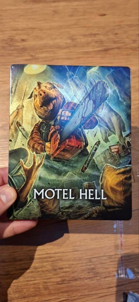 Motel Hell Steelbook - Shout Factory Blu-ray, Cd's en Dvd's, Dvd's | Horror, Vanaf 16 jaar, Ophalen of Verzenden, Zo goed als nieuw