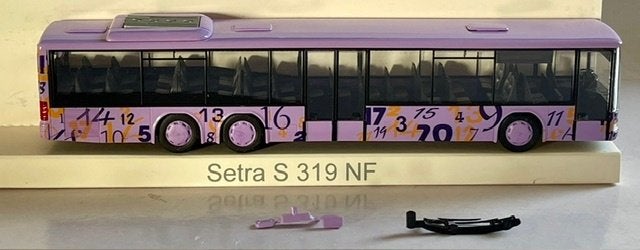 Rietze: Kässbohrer Setra S 319 NF "Werbemodell Lila Zahlen", Hobby en Vrije tijd, Ophalen of Verzenden, Zo goed als nieuw, Bus of Vrachtwagen
