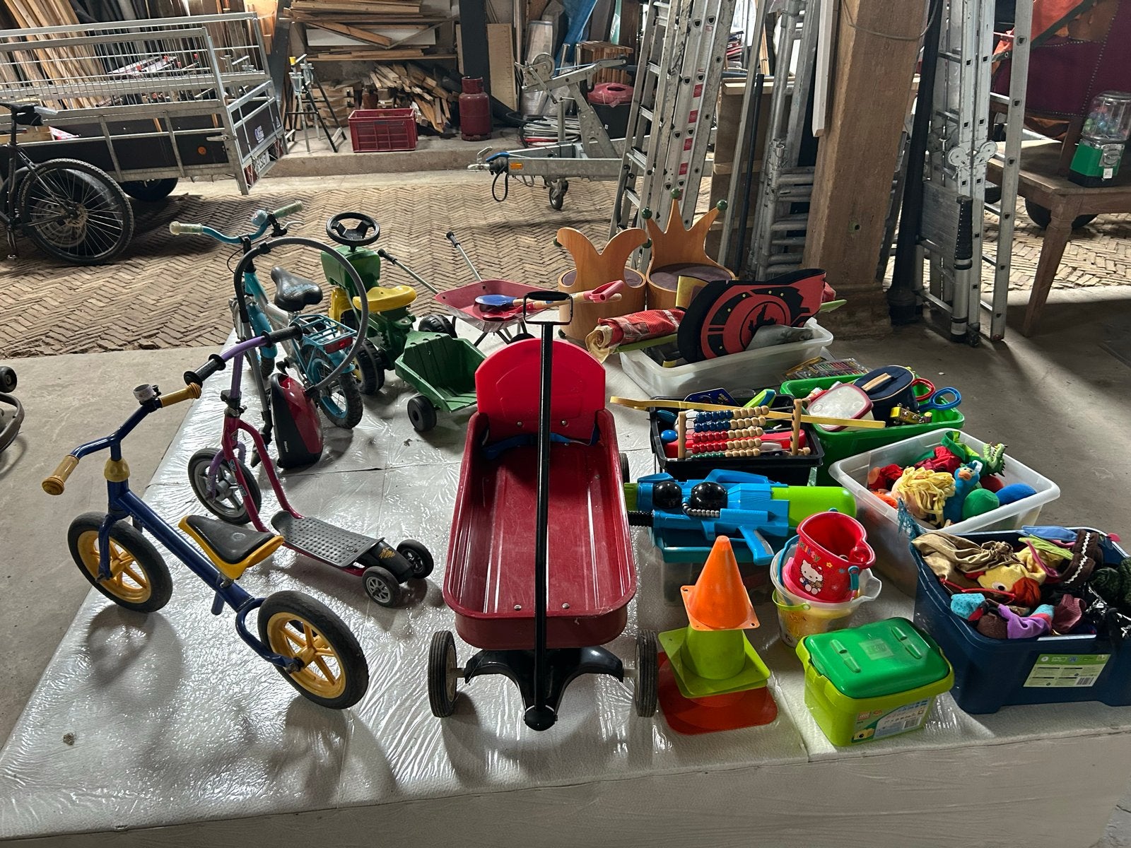 Grote partij speelgoed: fietsjes, bolderkar , poppenkast,, Ophalen, Gebruikt, Jongen of Meisje