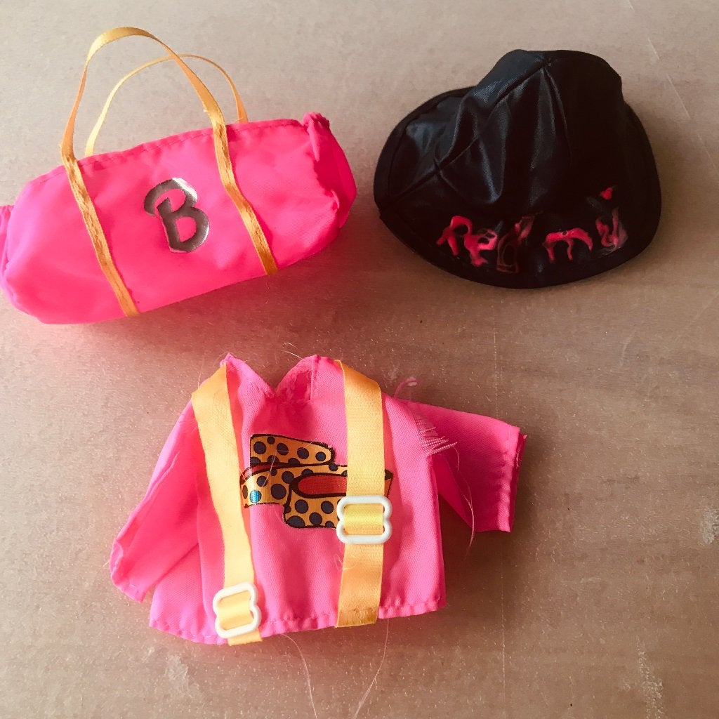 Kleding Set: Roze Top, Tas en Zwarte Pet, Verzamelen, Poppenhuizen en Toebehoren, Ophalen of Verzenden, Zo goed als nieuw, Gebruiksvoorwerp
