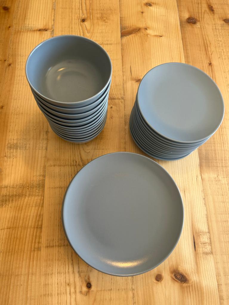 Servies set: 7 borden, 12 kommen, 12 ontbijt borden, Ophalen of Verzenden, Gebruikt, Keramiek, Compleet servies