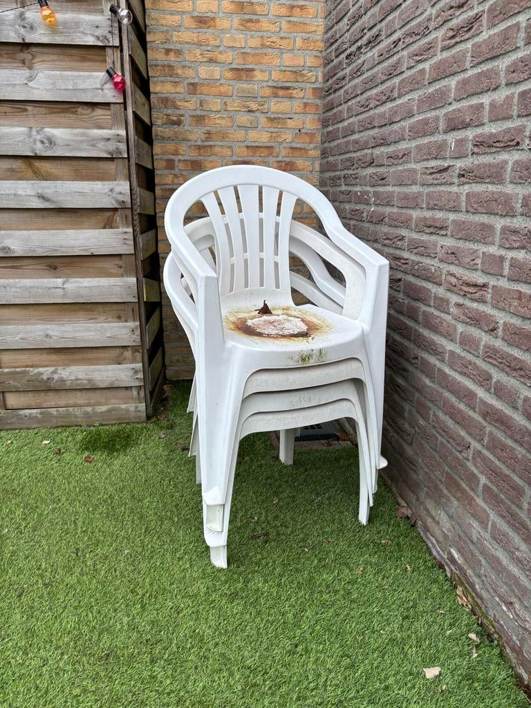 4 witte plastic tuinstoelen, Tuin en Terras, Tuinstoelen, Ophalen, Gebruikt, Plastic, Stapelbaar