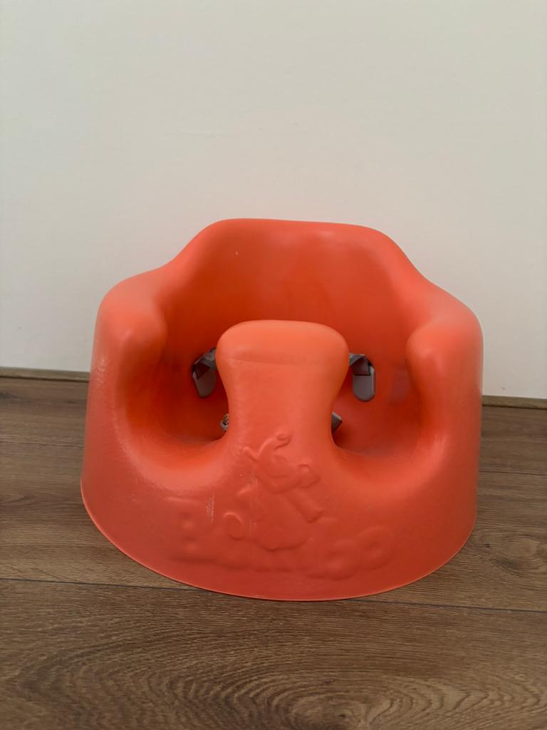 Bumbo floor seat stoel oranje met tafeltje, Kinderen en Baby's, Kinderstoelen, Ophalen, Gebruikt, Overige typen, Gordel(s)