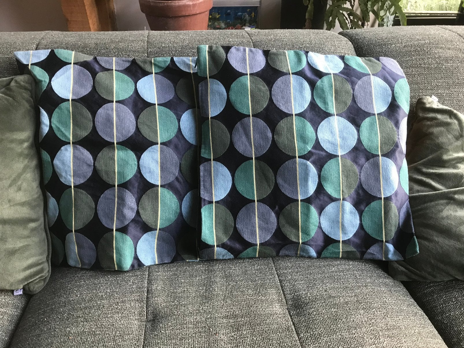 2 leuke kussenhoezen (Ikea) met grafische print SETPRIJS, Gebruikt, Blauw, Ophalen of Verzenden, Vierkant