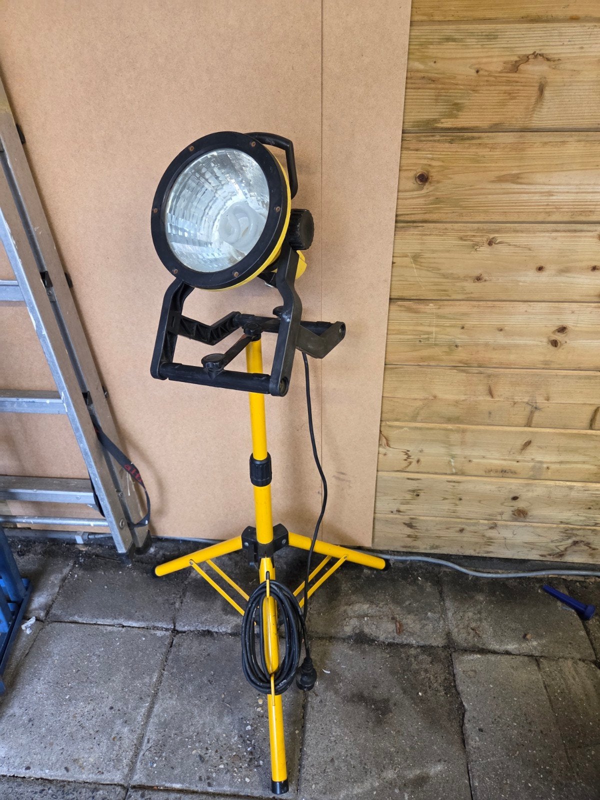 Inklapbare en uitschuifbare werklamp voor elke klus, Gebruikt, Met statief, Ophalen of Verzenden, Lamp met armatuur